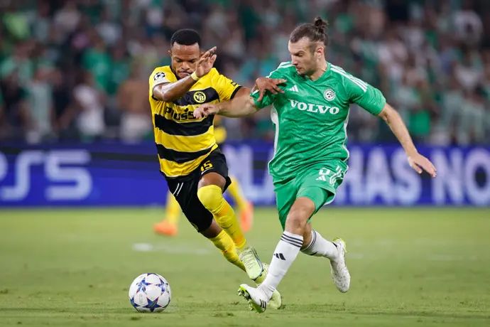 שון גולדברג מכבי חיפה לצד משאק איליה יאנג בויז