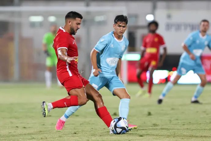 שלו הרוש שחקן מ.ס. אשדוד לפני אריאל לוגסי שחקן מכבי פתח תקוה