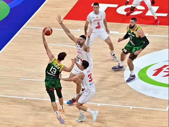 רוקאס יוקובאיטיס שחקן נבחרת ליטא מול נבחרת מונטנגרו