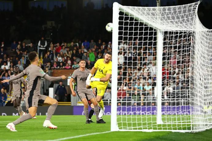 מיקי ואן דה ון לצד פרייז'ר פורסטר טוטנהאם