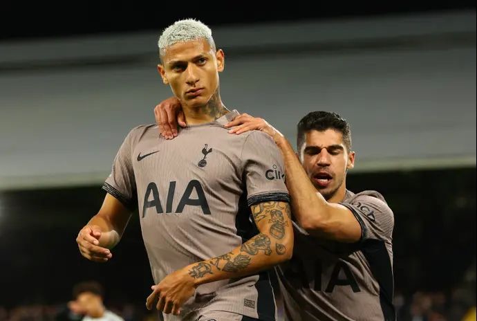 רישרליסון לצד מנור סולומון טוטנהאם