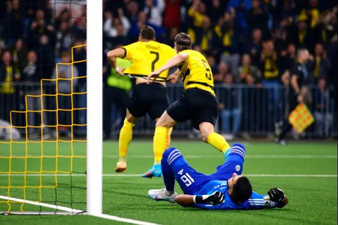 שוער מכבי חיפה איתמר ניצן ליד שחקני יאנג בויז החוגגים