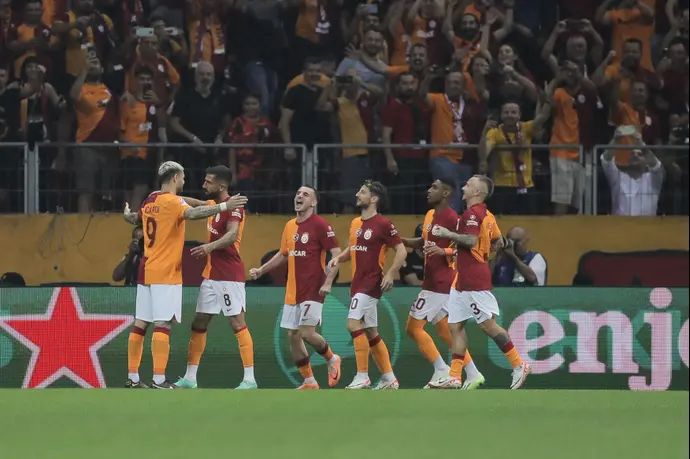 שחקני גלאטסראיי חוגגים