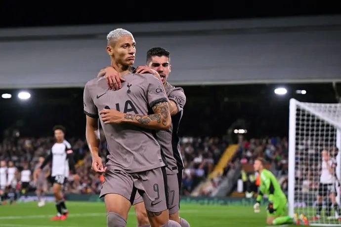 רישרליסון לצד מנור סולומון טוטנהאם