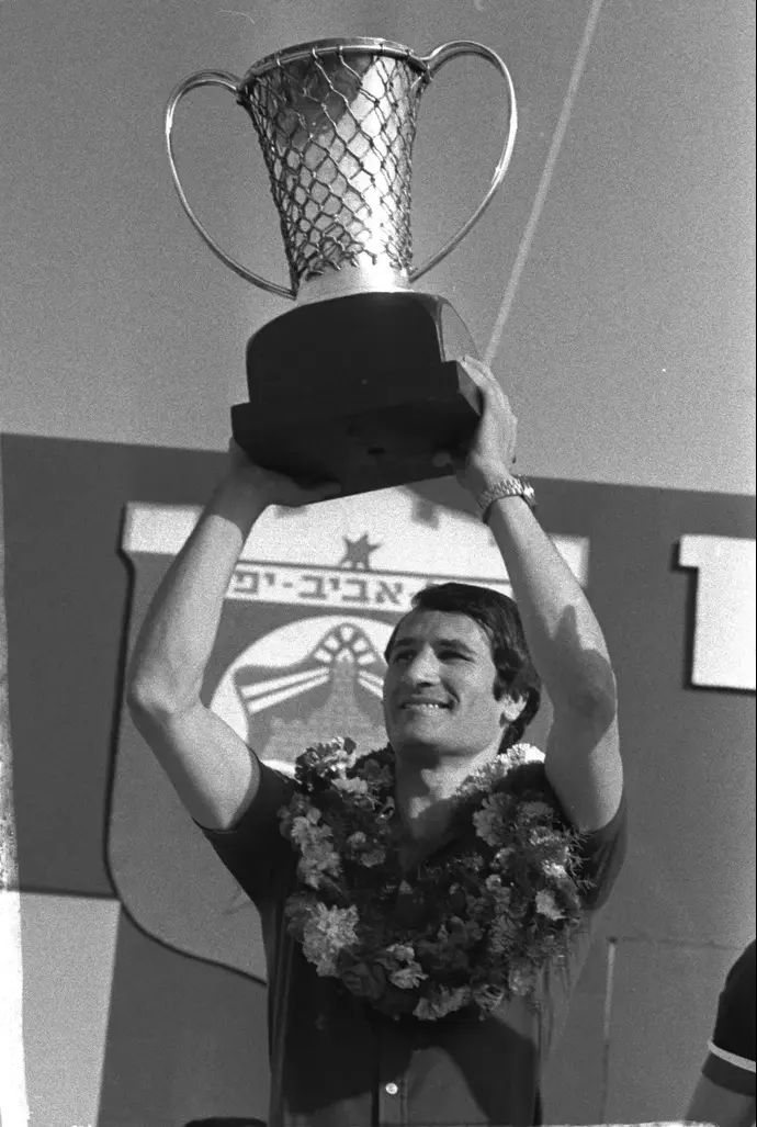 טל ברודי עם גביע אירופה ב-1977