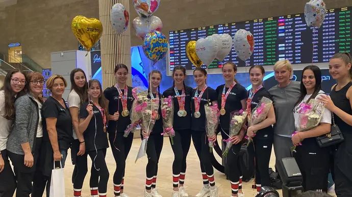 חזרת נבחרת ישראל בהתעמלות אמנותית אחרי זכייתה באליפות העולם