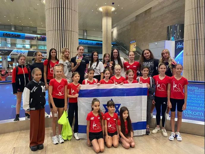 נחיתתה של אלופת העולם נבחרת ישראל בהתעמלות אמנותית
