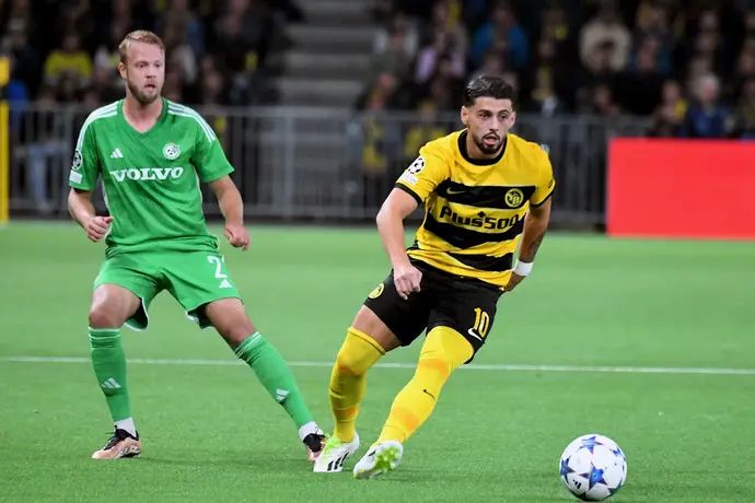 שחקן יאנג בויז, קסטריוט אימרי, מול שחקן מכבי חיפה, דניאל סונדגרן