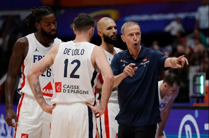 ונסן קולה מאמן נבחרת צרפת עם שחקניו