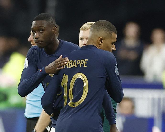 רנדל קולו מואני נכנס לבכורה במדי נבחרת צרפת במקום קיליאן אמבפה