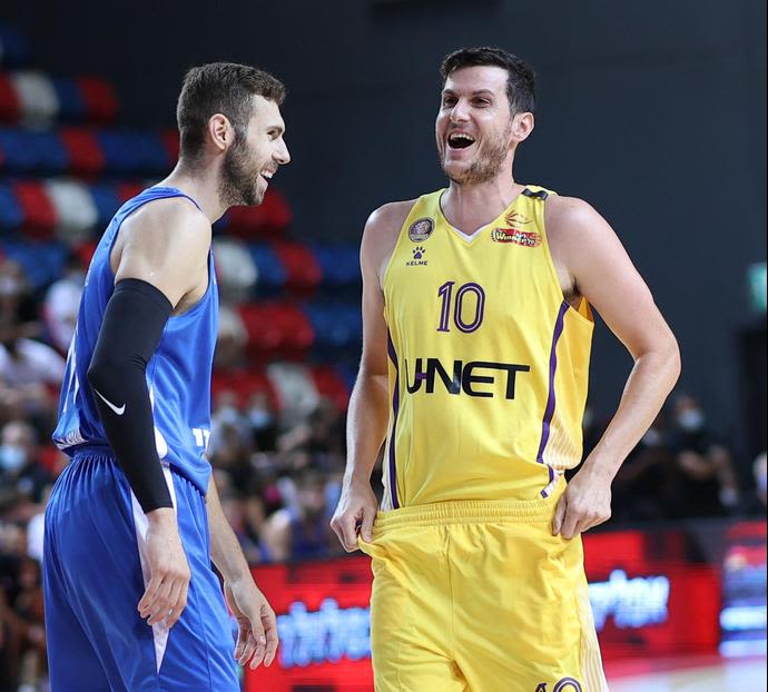 שחקן הפועל חולון גיא פניני עם בן קרטר