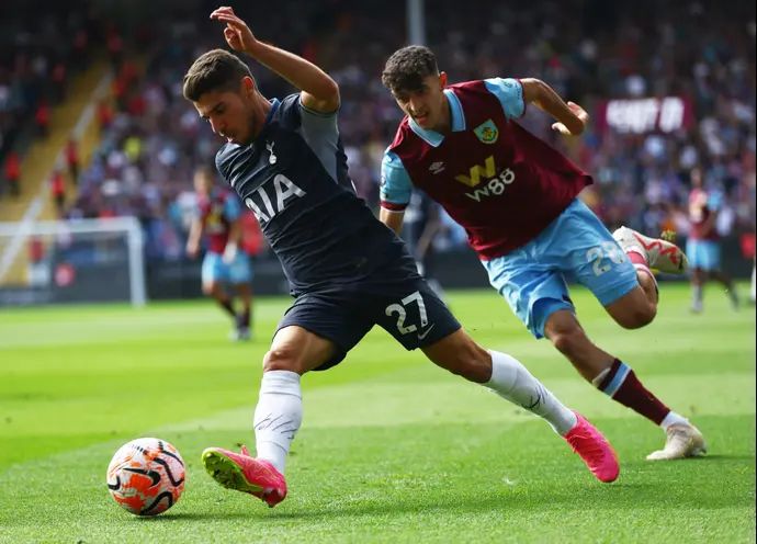 מנור סולומון שחקן טוטנהאם לפני אמין אל דאחיל שחקן ברנלי