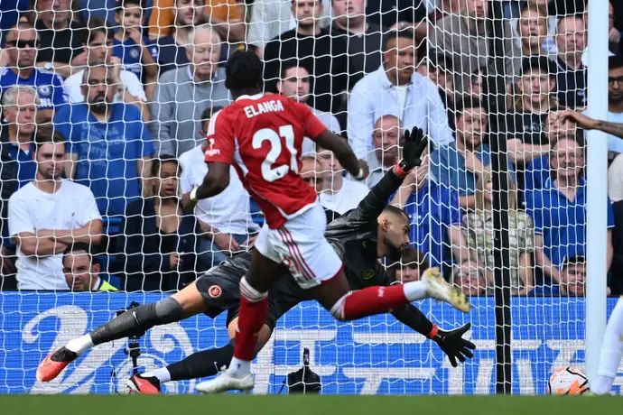 אנתוני אלנגה, שחקן נוטינגהאם פורסט מכניע את סאנצ'ס שוער צ'לסי