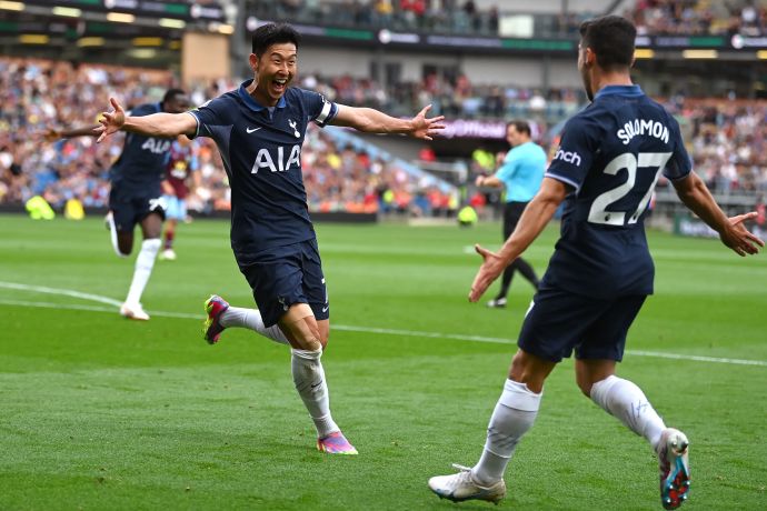 יונג מין סון לצד מנור סולומון טוטנהאם