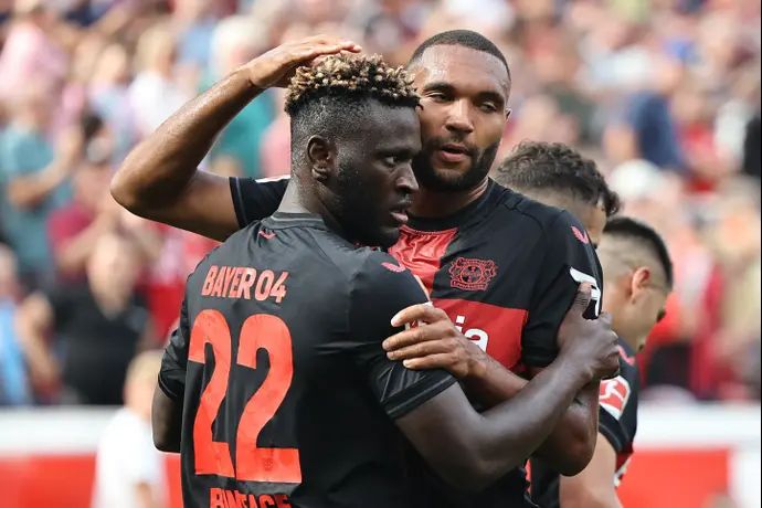 יונתן טה (מימין) עם ויקטור בוניפייס שחקני באייר לברקוזן