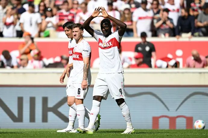 סרו גיראסי שחקן שטוטגרט חוגג שער