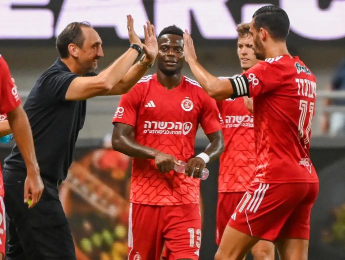 מאמן הפועל תל אביב מייקל ולקאניס, עם דן איינבינדר