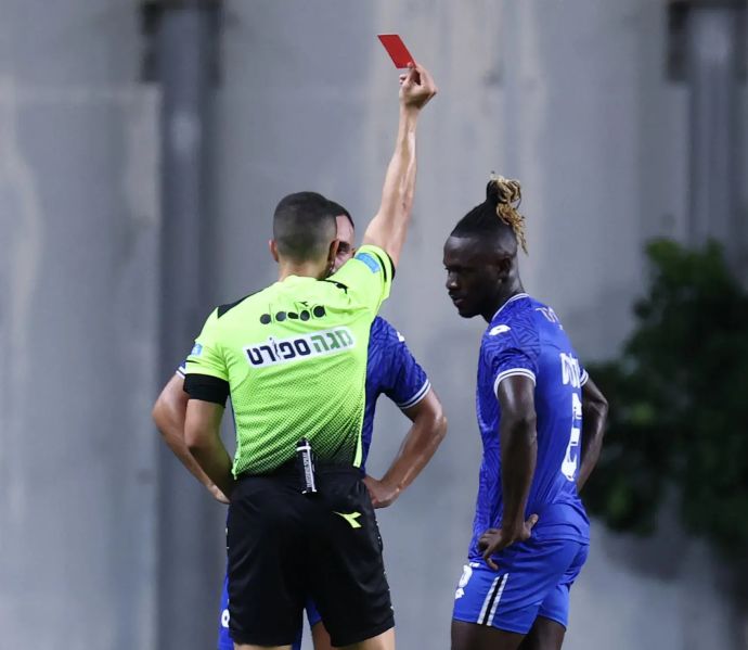 שופט הכדורגל גל לוי מרחיק את ג'ימי אלכסיס שחקן הפועל פתח תקוה