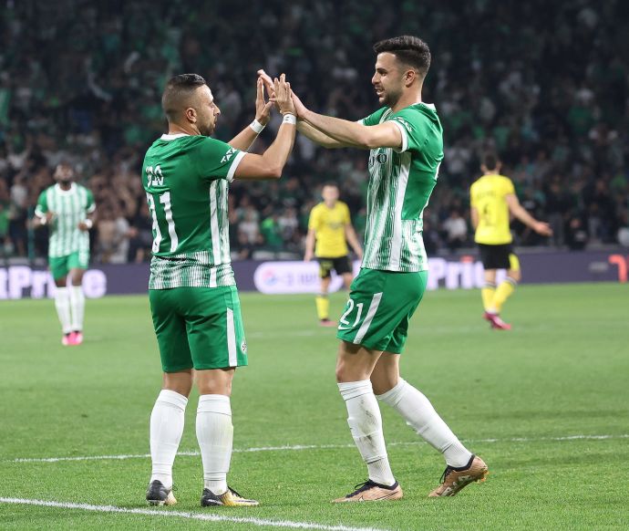 דין דוד עם דיא סבע שחקני מכבי חיפה חוגגים