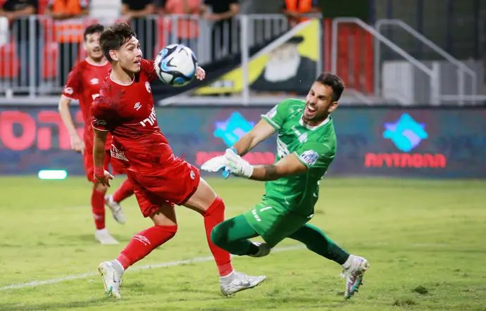 אנטוניו ספר הפועל באר שבע לצד גד עמוס שוער מכבי בני ריינה