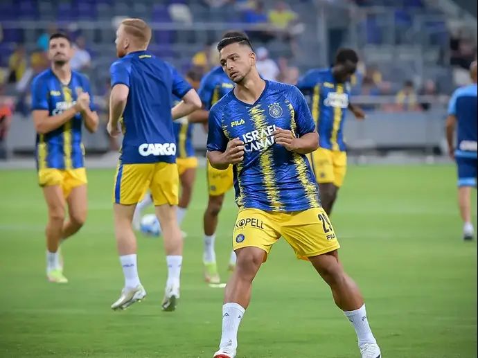 אילון אלמוג שחקן מכבי תל אביב בחימום