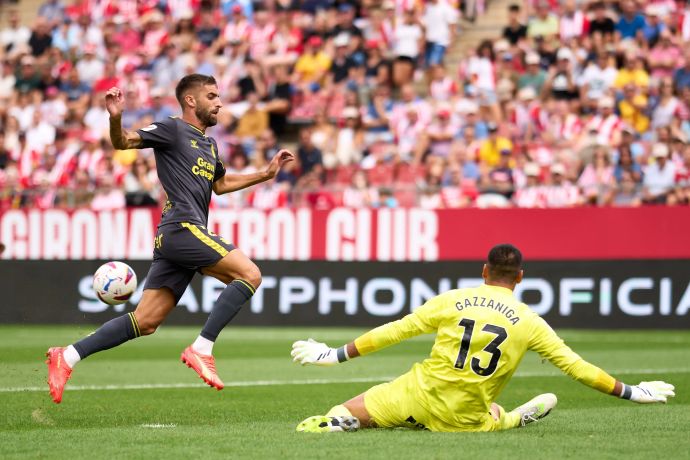 פחינו שחקן לאס פלמאס מחמיץ מול פאולו גסאניגה שוער ג'ירונה