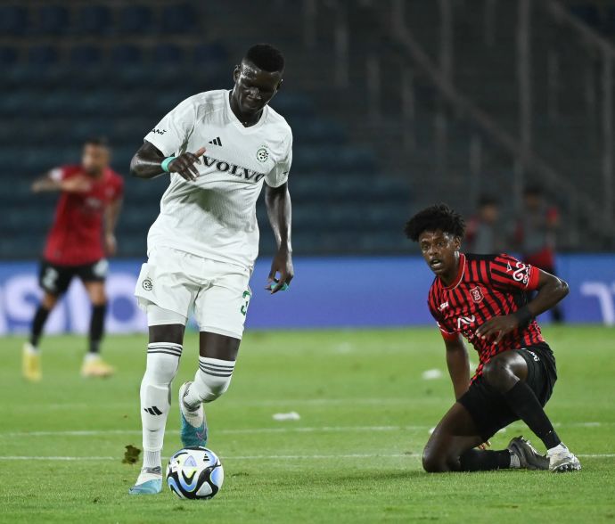 עבדולאי סק שחקן מכבי חיפה לפני אווקה אשטה שחקן הפועל ירושלים