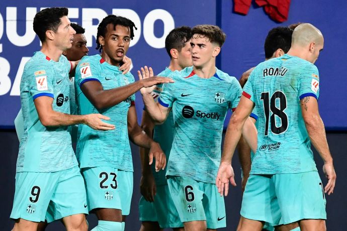 שחקני ברצלונה חוגגים עם ז'ול קונדה