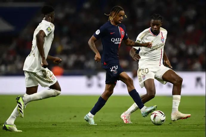 בראדלי ברקולה שחקן פריז סן ז'רמן לפני סקלי אלברו שחקן ליון