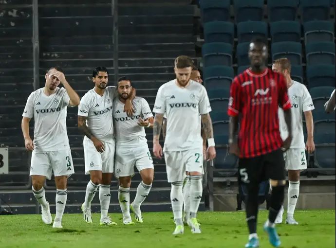 דיא סבע עם ליאור רפאלוב שחקני מכבי חיפה חוגגים