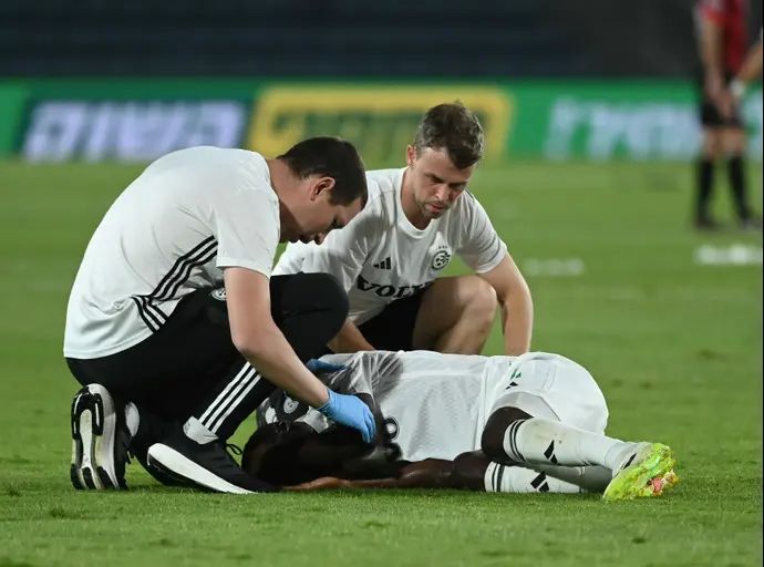 עלי מוחמד שחקן מכבי חיפה מקבל טיפול