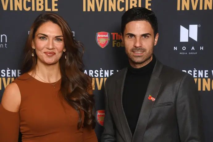 מאמן ארסנל מיקל ארטטה לצד אשתו לורטה