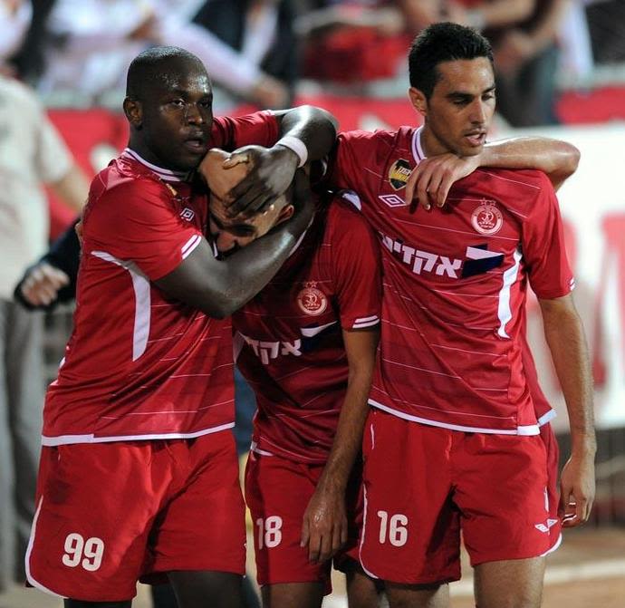 טוטו תמוז שחקן הפועל תל אביב חוגג (שמאל) עם ערן זהבי