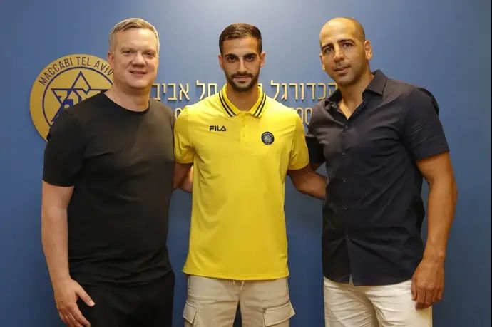 אבישי כהן עם סוכנו טל בן חיים ומנכ"ל מכבי תל אביב בן מנספורד