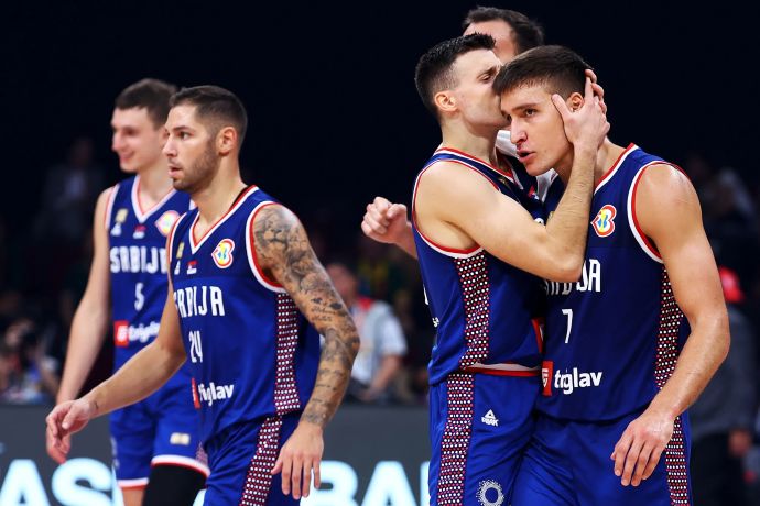 שחקני נבחרת סרביה עם בוגדן בוגדנוביץ'