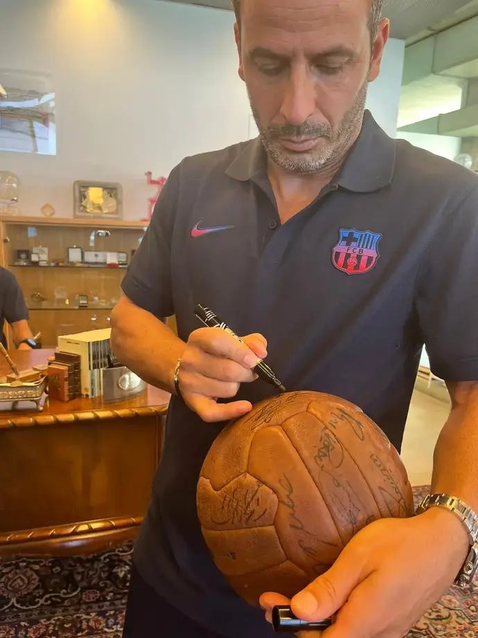 לודוביק ז'ולי חותם על הכדור המקורי ממשחק השלום 2005