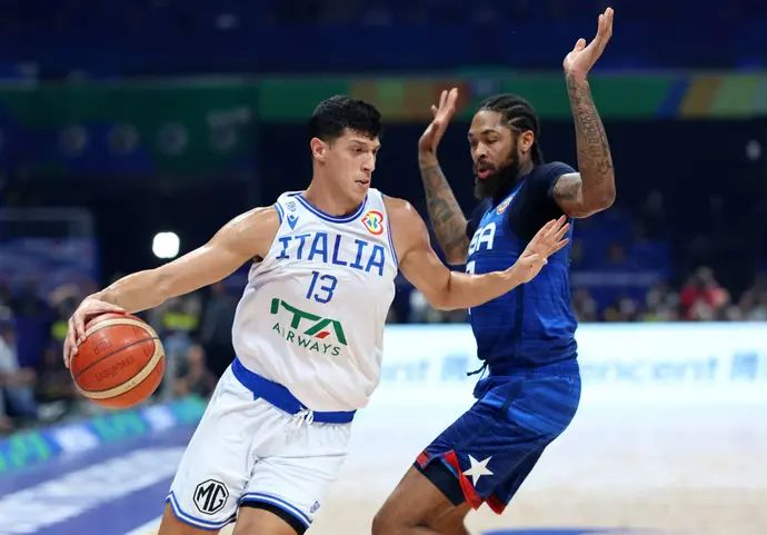 שחקן נבחרת איטליה סימונה פונטקיו ליד שחקן נבחרת ארצות הברית ברנדון אינגרם