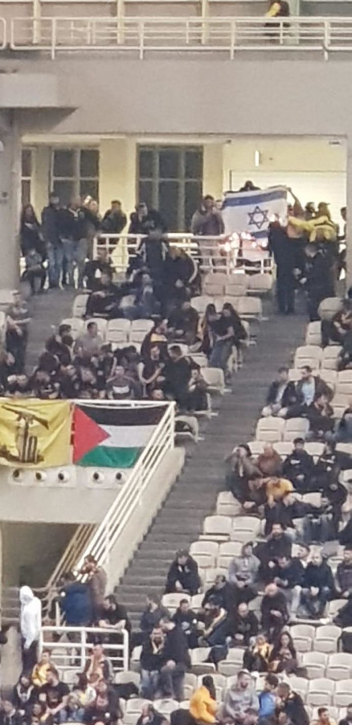 אוהדי א.א.ק אתונה שורפים את דגל ישראל