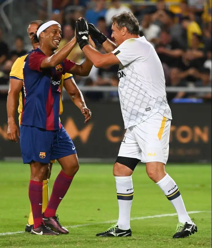 שורה אובארוב אגדות מכבי תל אביב לצד רונאלדיניו אגדות ברצלונה