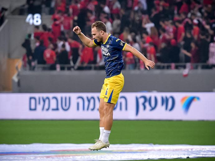 דן גלזר שחקן מכבי תל אביב בחימום