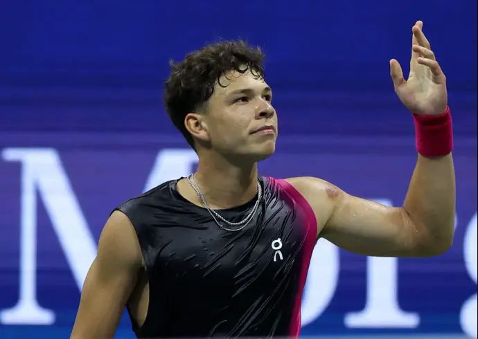 הטניסאי האמריקאי בן שלטון