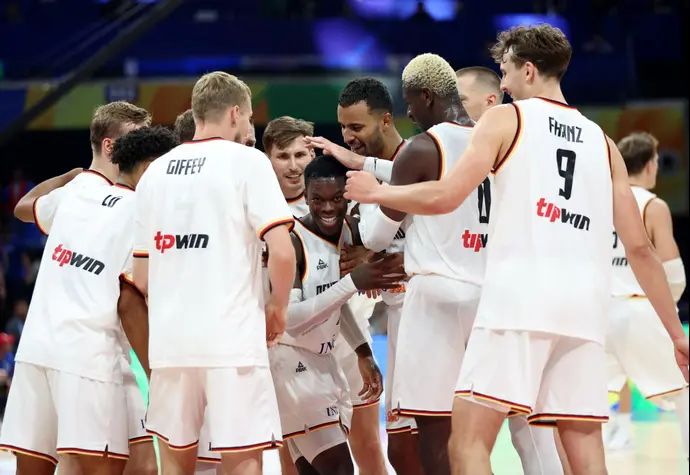 שחקני נבחרת גרמניה עם דניס שרודר