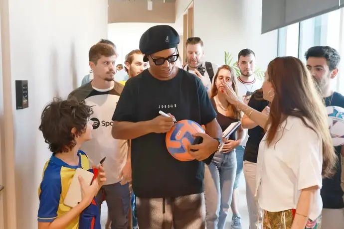 רונאלדיניו במשרדי פפאיה