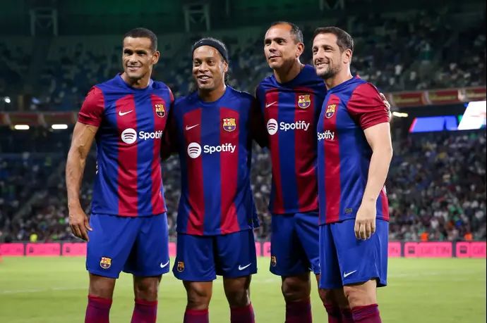 רונאלדיניו לצד ריבאלדו ג'וליאנו בלטי ותיקי ברצלונה