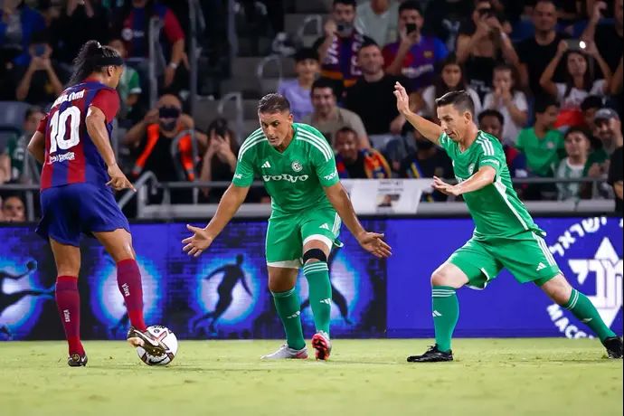 רונאלדיניו ותיקי ברצלונה מול גוסטבו בוקולי לצד עבאס סואן ותיקי מכבי חיפה