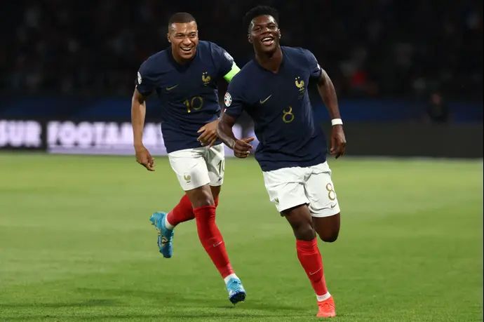 אורליאן טשואמני לצד קיליאן אמבפה נבחרת צרפת