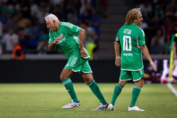 ראובן עטר לצד זאהי ארמלי ותיקי מכבי חיפה