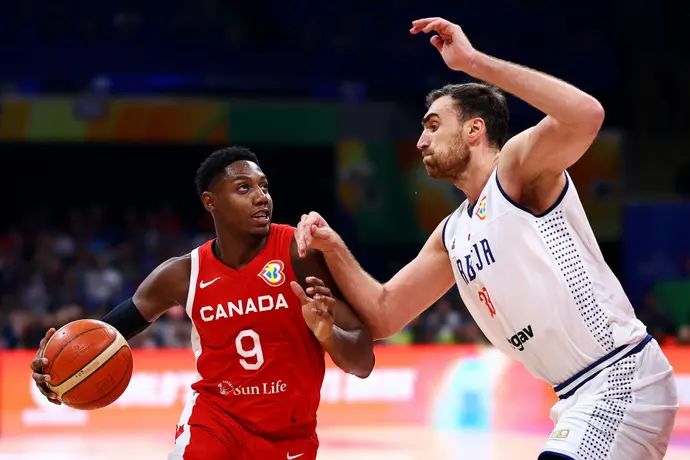 שחקן נבחרת קנדה אר ג'יי בארט מול שחקן נבחרת סרביה ניקולה מילוטינוב