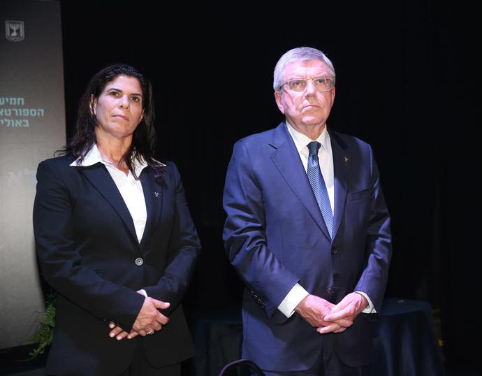 יו"ר הוועד האולימפי תומאס באך לצד יעל ארד