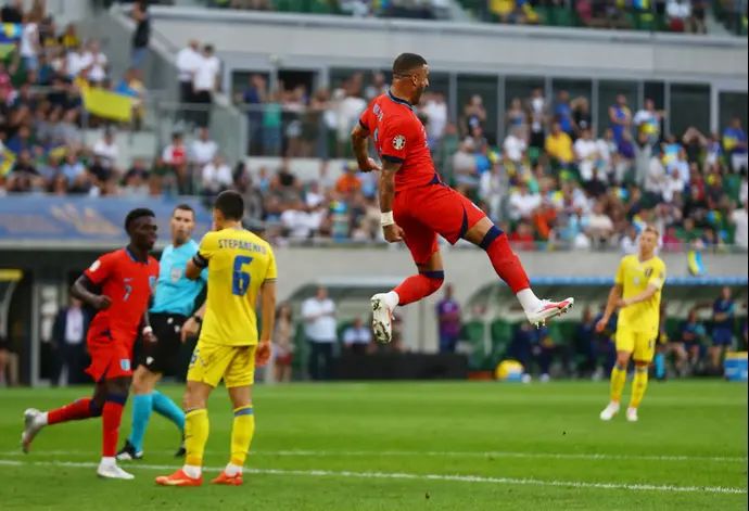 קייל ווקר שחקן נבחרת אנגליה חוגג שער